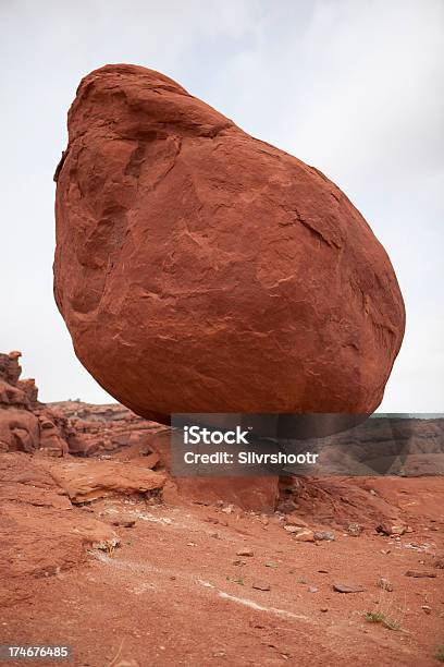 Equilibrado Roca En Utah Foto de stock y más banco de imágenes de Desierto - Desierto, Equilibrio, Fotografía - Imágenes