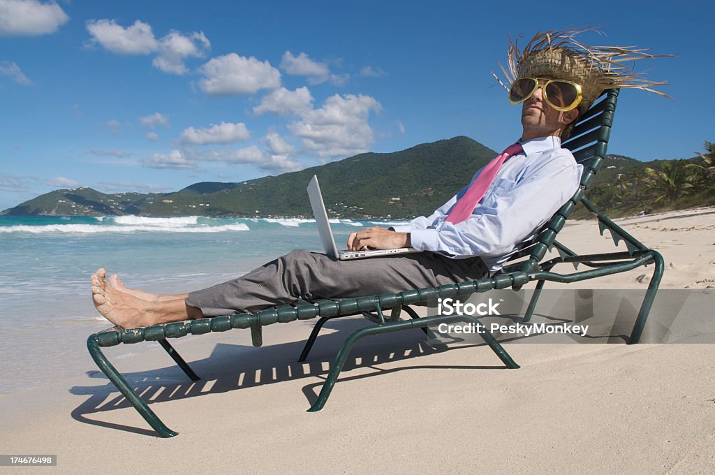 Biznesmen turystyczne relaks na plaży z laptopa - Zbiór zdjęć royalty-free (Garnitur)