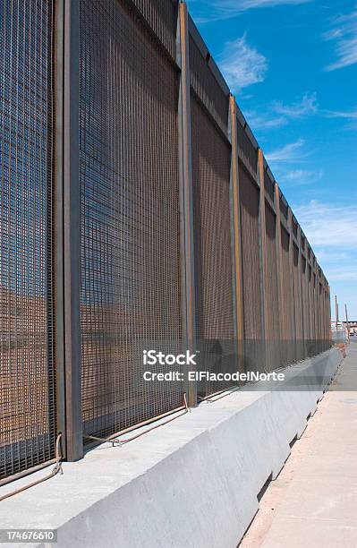 Confine Parete Verticale - Fotografie stock e altre immagini di Messico - Messico, Barriera al confine internazionale, Frontiera nazionale