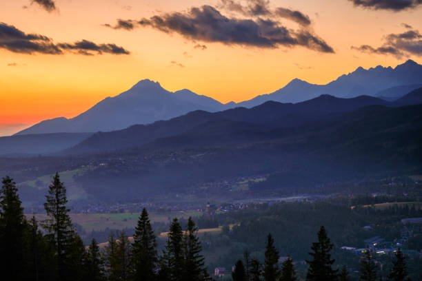 landschaft des tatra-gebirges bei sonnenaufgang vom gipfel der gubalowka in zakopane. polen. - poland mountain tatra mountains giewont stock-fotos und bilder