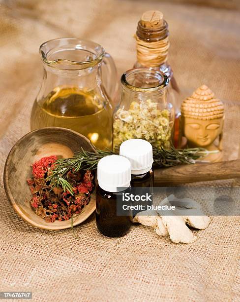 Tratamiento A Base De Hierbas Foto de stock y más banco de imágenes de Ayurveda - Ayurveda, Cuidado del cuerpo, Aceite de aromaterapia