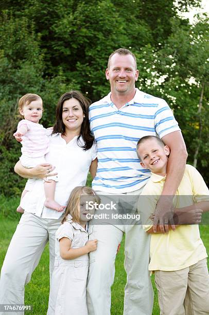 Feliz Familia De Cinco Foto de stock y más banco de imágenes de 2-3 años - 2-3 años, 25-29 años, 30-34 años