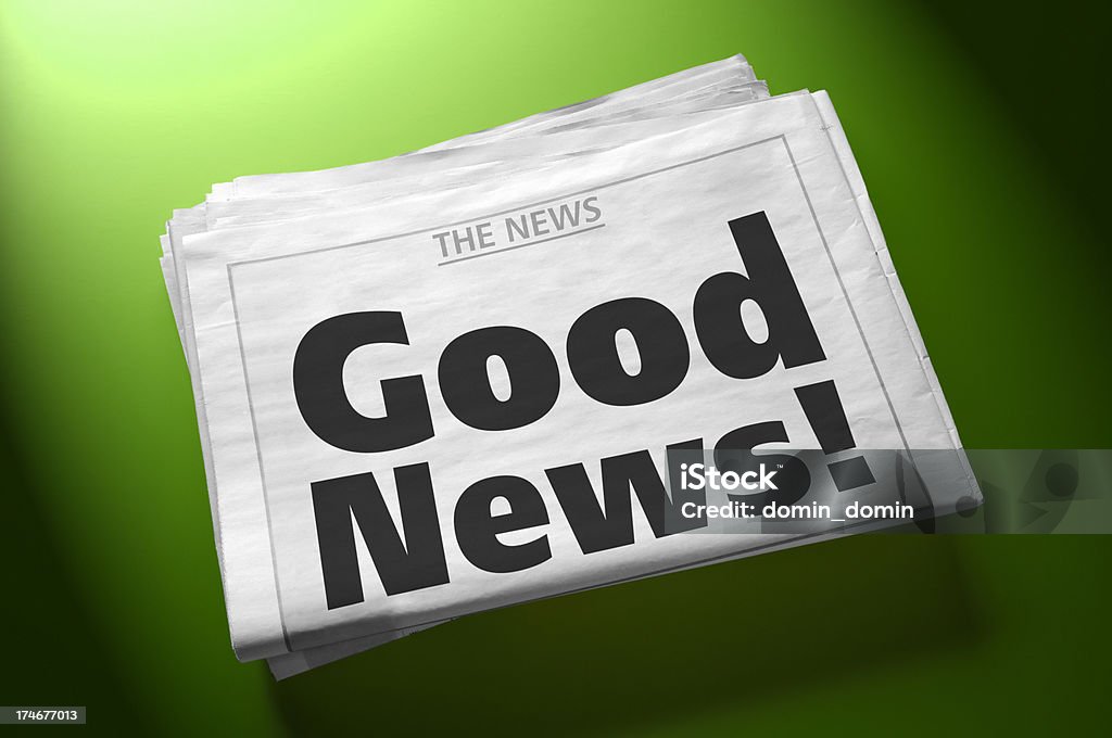 Куча газеты с заголовок Хорошие новости! на зеленом фоне - Стоковые фото Хорошая новость роялти-фри