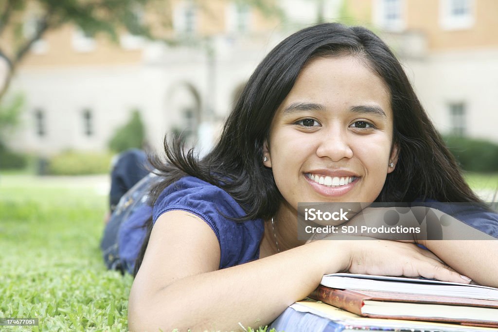 Süße junge Studentin mit Büchern auf dem Campus-Gelände - Lizenzfrei 18-19 Jahre Stock-Foto