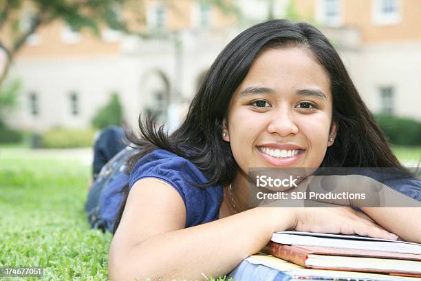 Linda Joven Estudiante Con Libros En Campus Jardines Foto de stock y más banco de imágenes de 18-19 años