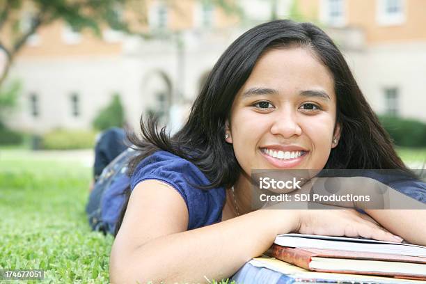 かわいい若い学生の大学のキャンパス内に書籍 - 18歳から19歳のストックフォトや画像を多数ご用意 - 18歳から19歳, 1人, 20-24歳