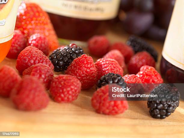 Frutas Frescas Con Frascos De Contratuerca Foto de stock y más banco de imágenes de Alimento - Alimento, Color - Tipo de imagen, Comida sana