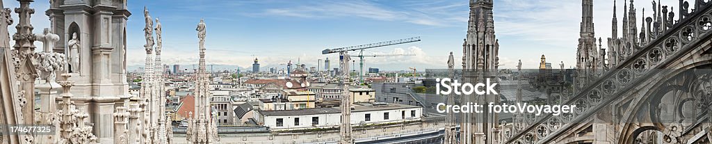 Le guglie del Duomo, Milano Paesaggio urbano - Foto stock royalty-free di Milano