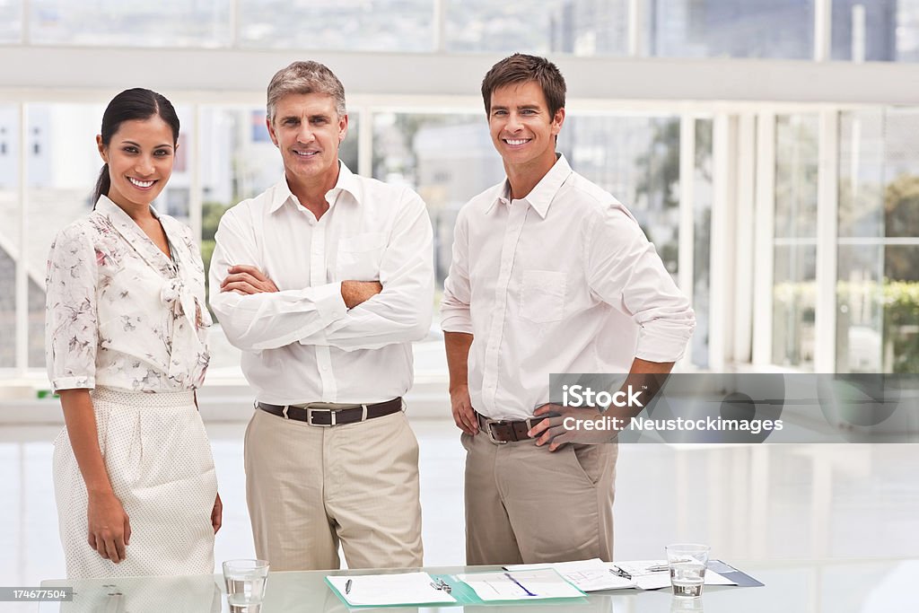 Retrato de sorrindo colegas de trabalho - Foto de stock de 20-24 Anos royalty-free