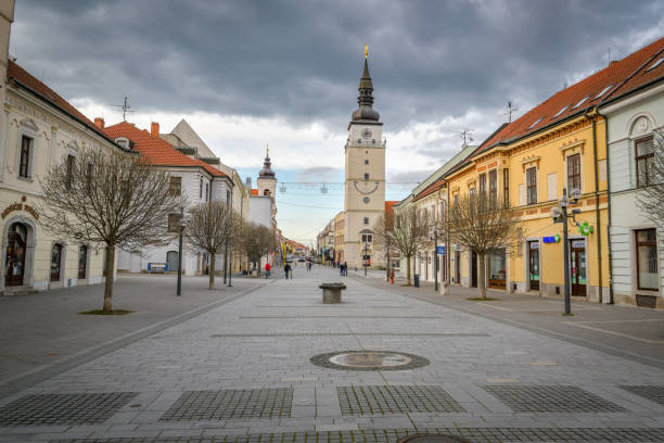 personas caminando por la calle en la ciudad de trnava en eslovaquia - trnava fotografías e imágenes de stock