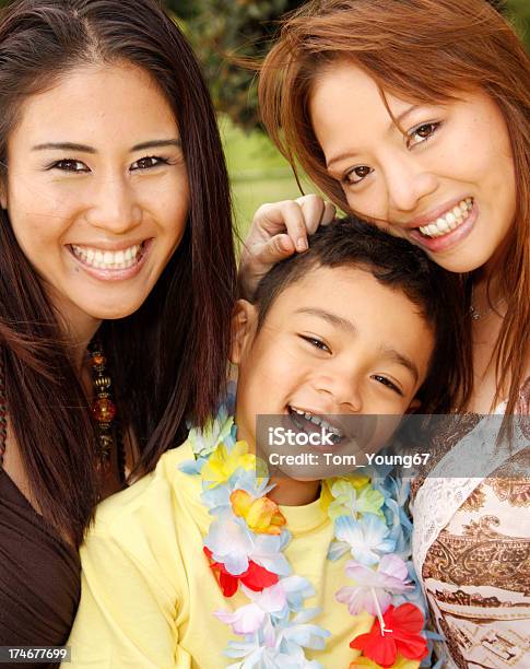Sonriente Grupo Multiétnico Foto de stock y más banco de imágenes de 20 a 29 años - 20 a 29 años, 4-5 años, Adulto
