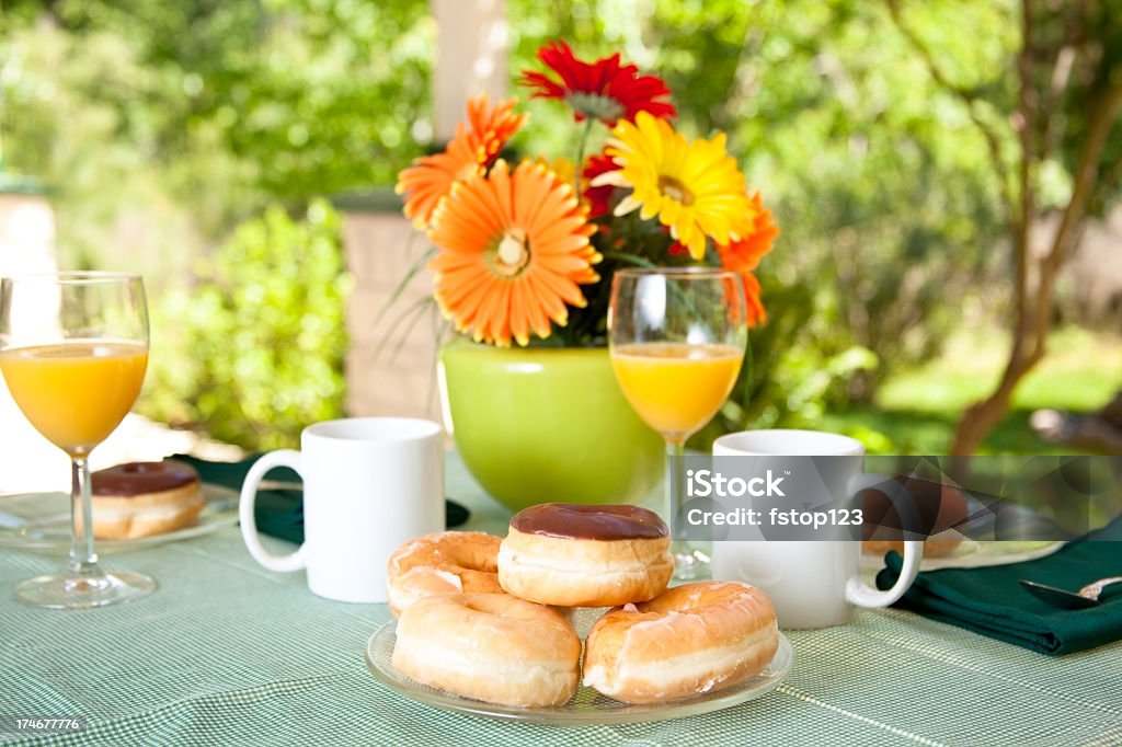 Terraço mesa com Prato de novas donuts e sumo de laranja - Royalty-free Café - Bebida Foto de stock