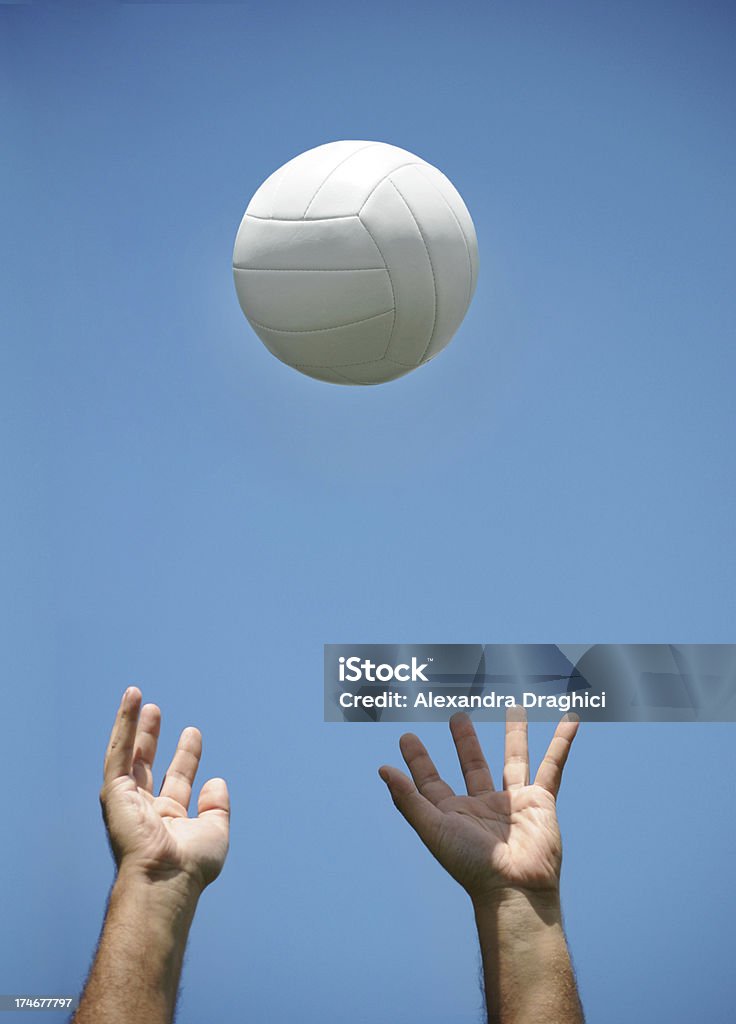 Homem exercitar e Arremessar a bola no ar - Royalty-free Voleibol - Bola Foto de stock