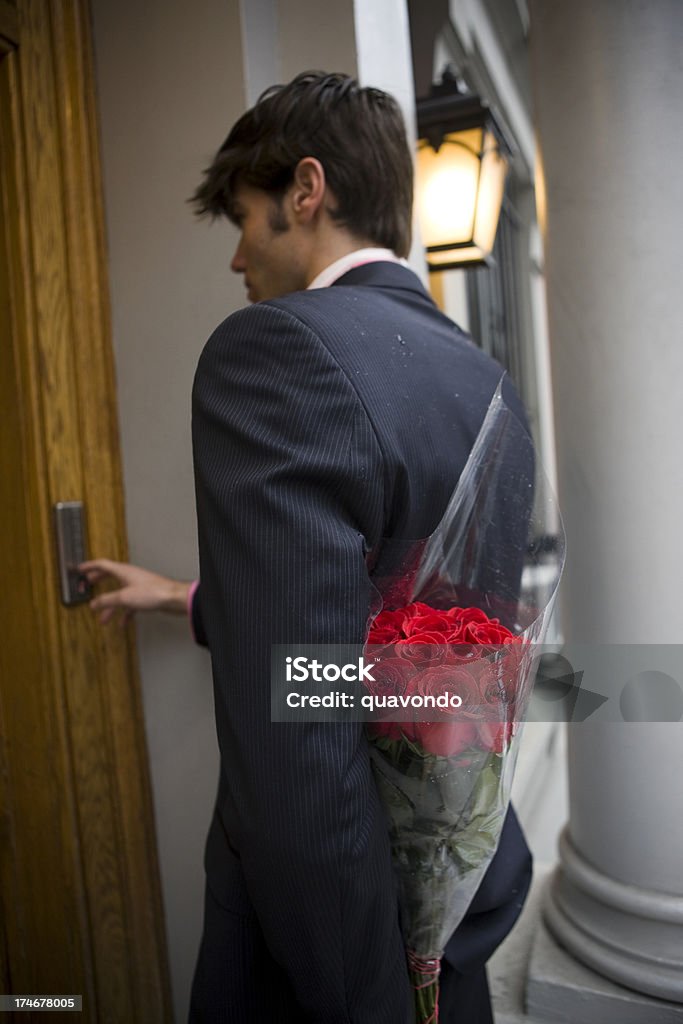 Bouquet de Roses de beau jeune homme sur de la Saint-Valentin - Photo de Romantisme libre de droits
