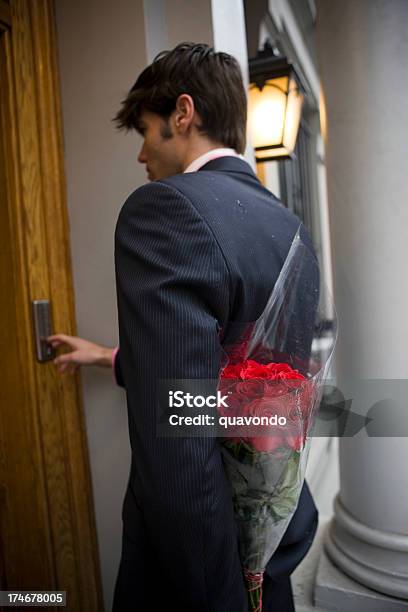 Photo libre de droit de Bouquet De Roses De Beau Jeune Homme Sur De La Saintvalentin banque d'images et plus d'images libres de droit de Romantisme