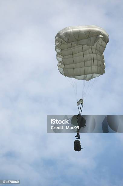 Soldado Paracaidista Foto de stock y más banco de imágenes de Actividades recreativas - Actividades recreativas, Bolsa - Objeto fabricado, Caer