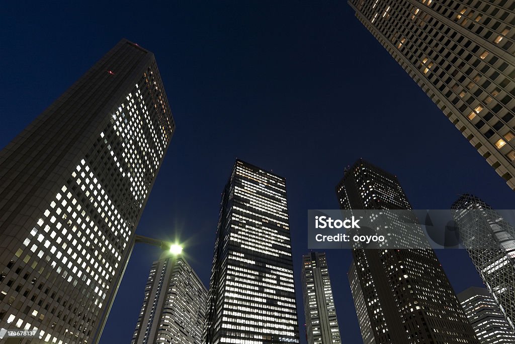 Bürogebäude in der Nacht - Lizenzfrei Blick nach oben Stock-Foto