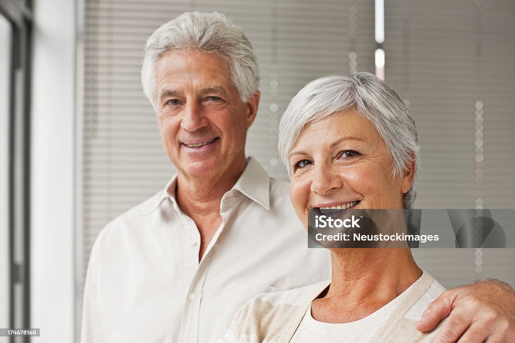 Lächelnd altes Paar stehen zusammen - Lizenzfrei 60-64 Jahre Stock-Foto