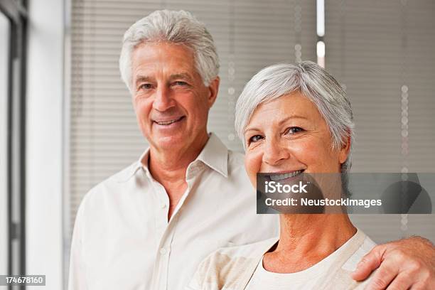 Lächelnd Altes Paar Stehen Zusammen Stockfoto und mehr Bilder von 60-64 Jahre - 60-64 Jahre, 60-69 Jahre, Aktiver Senior