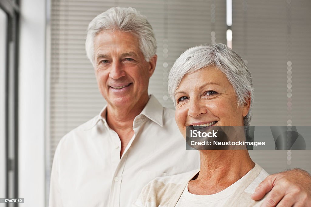 Uśmiechnięte Starsza Para, stojąc razem - Zbiór zdjęć royalty-free (60-64 lata)