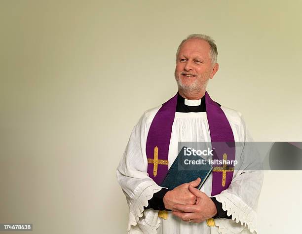 Padre E Bíblia - Fotografias de stock e mais imagens de 50-54 anos - 50-54 anos, 55-59 anos, 60-64 anos