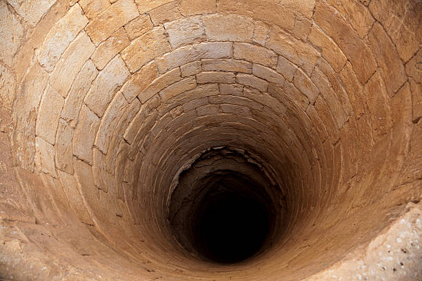 well at castle qasr amra - putten stockfoto's en -beelden