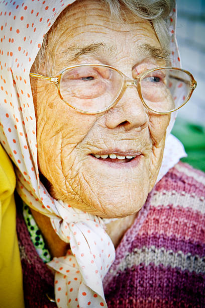 maggiore della signora - aging process affectionate vitality awe foto e immagini stock