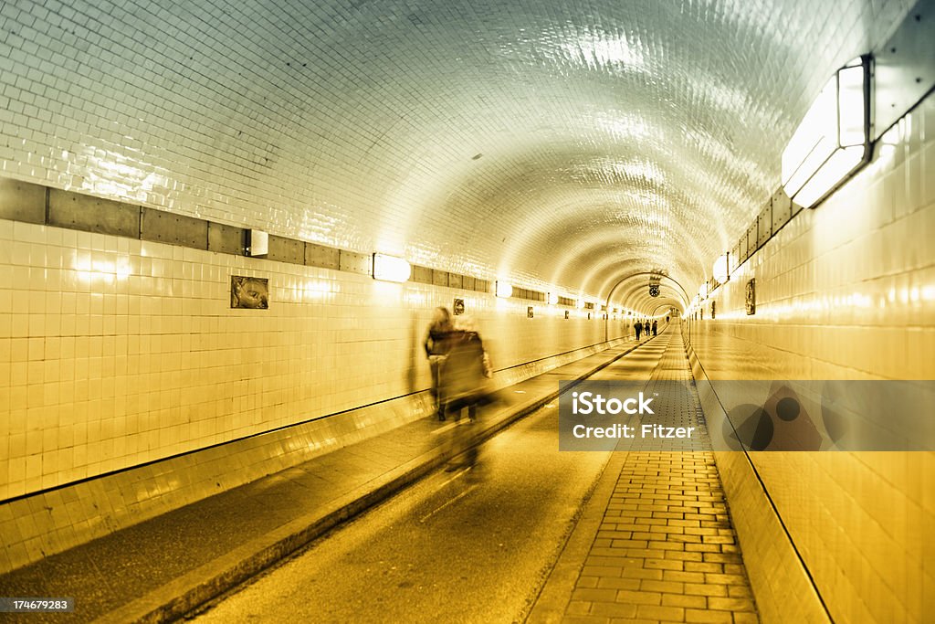 Gente en movimiento borroso en un túnel - Foto de stock de Actividad libre de derechos