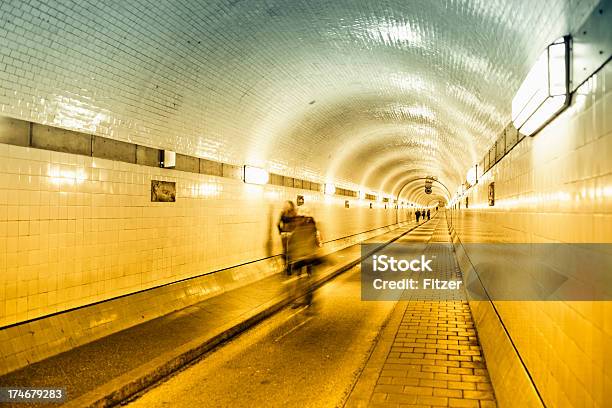 Persone Con Motion Blur In Un Tunnel - Fotografie stock e altre immagini di Amburgo - Amburgo, Arancione, Architettura