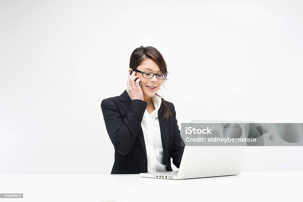 Professionelle Frau mit laptop & Telefon - Lizenzfrei Am Telefon Stock-Foto