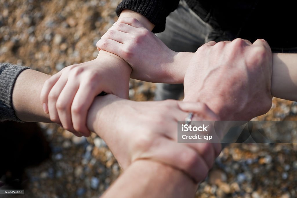 Famiglia Bond Handshake - Foto stock royalty-free di Concatenato