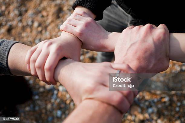 Famiglia Bond Handshake - Fotografie stock e altre immagini di Concatenato - Concatenato, Quattro persone, Stringersi la mano