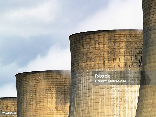 Linha De Potência De Arrefecimento Towers - Fotografias de stock e mais imagens de Alterações climáticas - Alterações climáticas, Azul, Central Elétrica