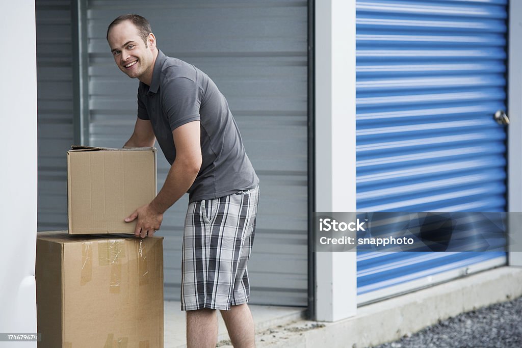 Homem com caixas fora da unidade de armazenamento de Estilos Automático - Royalty-free Compartimento de Arrumação Foto de stock