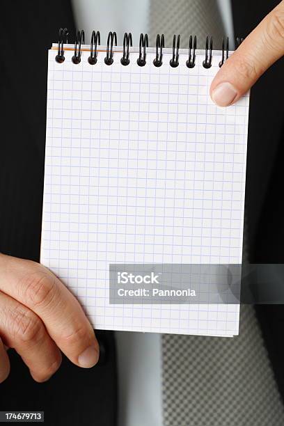 Foto de Empresário Com Bloco De Notas e mais fotos de stock de Adulto - Adulto, Apontar - Sinal Manual, Bem vestido