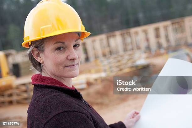 Profissional Mulher Na Obra Xxl - Fotografias de stock e mais imagens de Adulto - Adulto, Adulto maduro, Ao Ar Livre