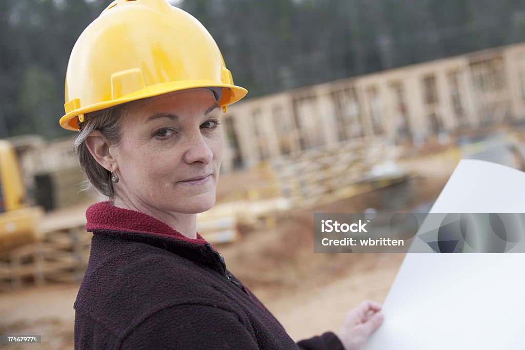 Профессиональные женщина на строительной площадке, (XXL - Стоковые фото Machinery роялти-фри