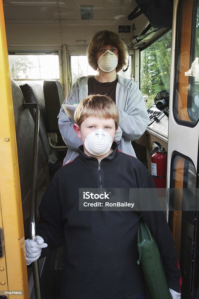 Étudiants avec masques et des gants se déplacer en Bus scolaire - Photo de 12-13 ans libre de droits