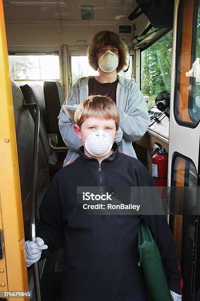 Photo libre de droit de Étudiants Avec Masques Et Des Gants Se Déplacer En Bus Scolaire banque d'images et plus d'images libres de droit de 12-13 ans