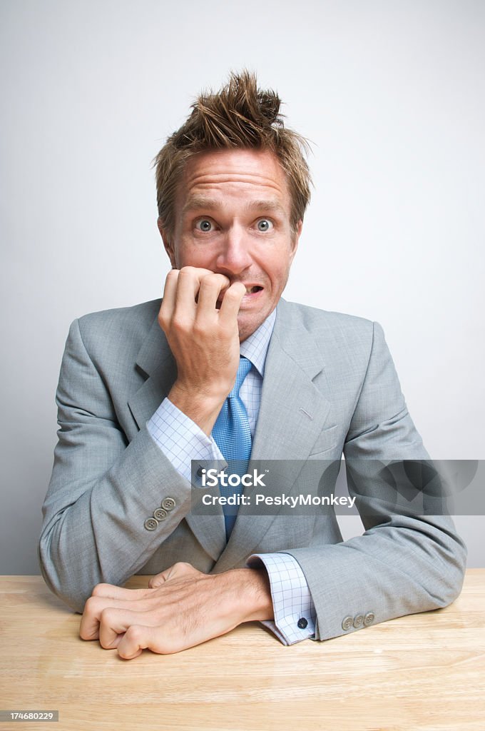 Doenças do escritório Trabalhador Empresário Morder suas unhas na mesa - Royalty-free Humor Foto de stock