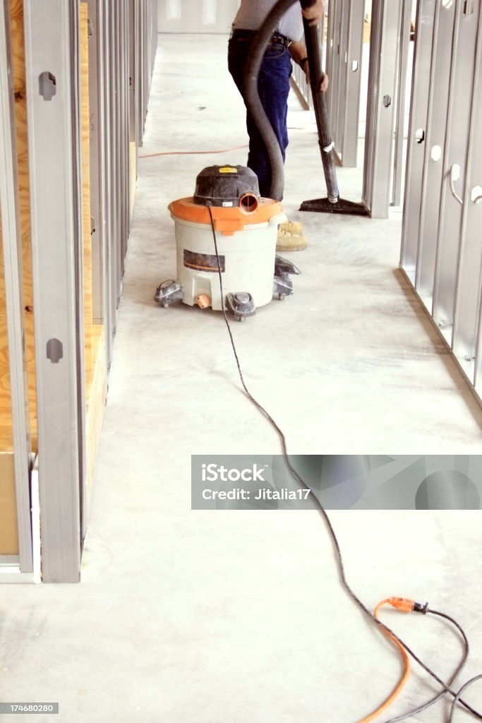 Hombre aplicar un sitio de construcción - Foto de stock de Solar de construcción libre de derechos