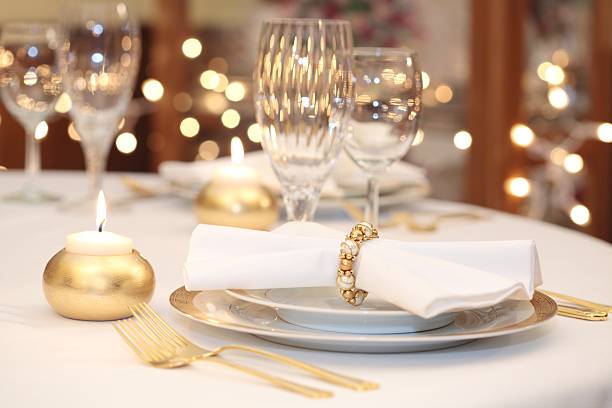 elegante pôr a mesa com ouro, branco e cristal - silverware fork place setting napkin imagens e fotografias de stock