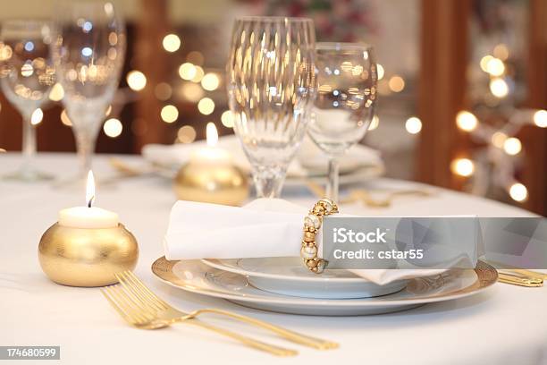 Foto de Local Elegante Ambiente Com Ouro Branco E Crystal e mais fotos de stock de Natal - Natal, Mesa - Mobília, Botar a Mesa