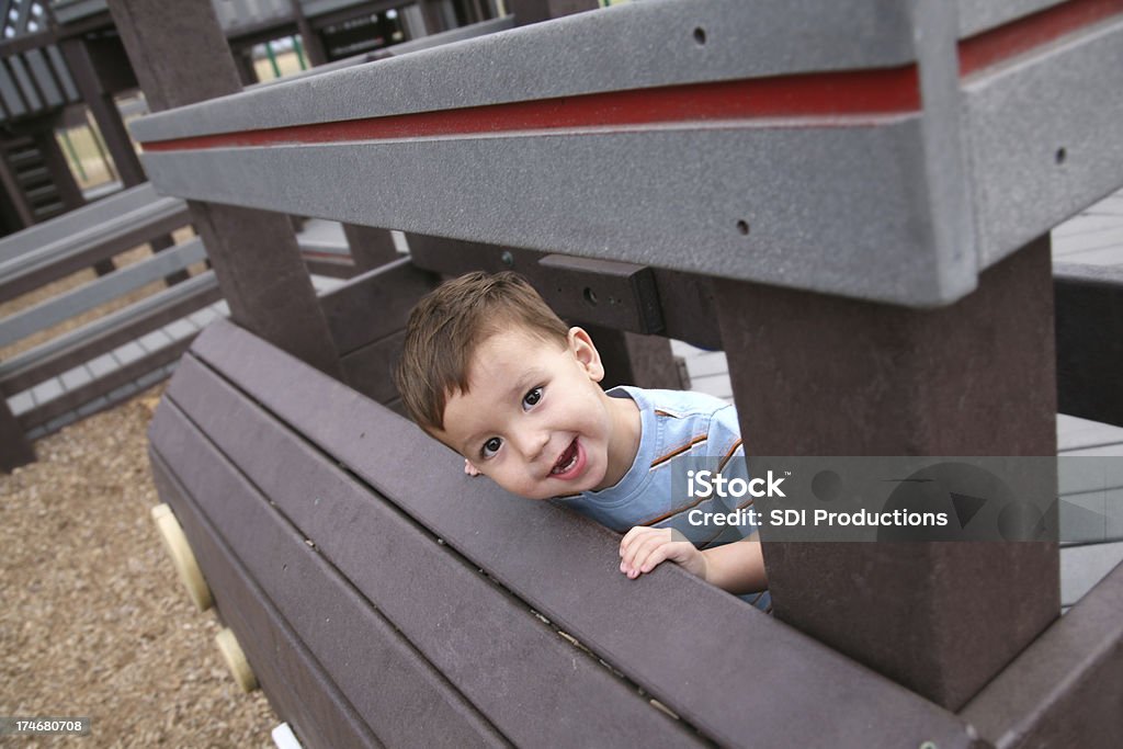 Glückliche junge Blick durch am Spielplatz - Lizenzfrei 12-17 Monate Stock-Foto