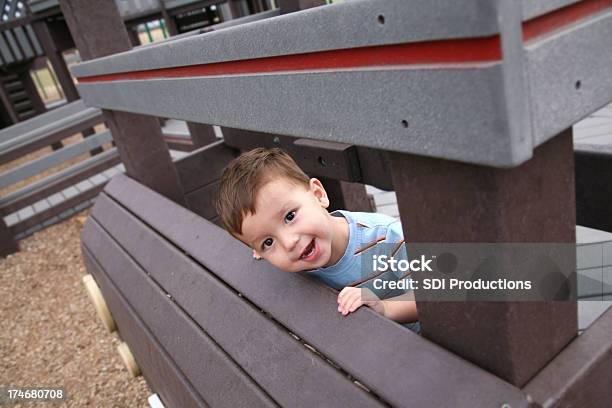 Menino Feliz Olhando Através De Parque Infantil - Fotografias de stock e mais imagens de 12-15 Meses - 12-15 Meses, Abaixo, Agachar-se