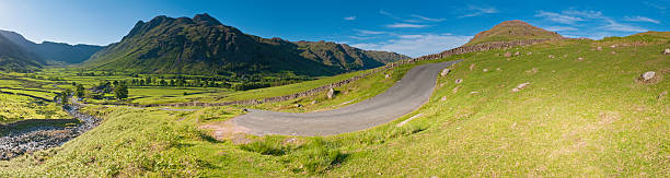 горный перевал озёрный край англии яркие летние panorama - panoramic langdale pikes english lake district cumbria стоковые фото и изображения