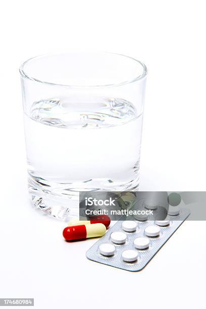 Acqua E Pillole - Fotografie stock e altre immagini di Acqua - Acqua, Acqua potabile, Antibiotico