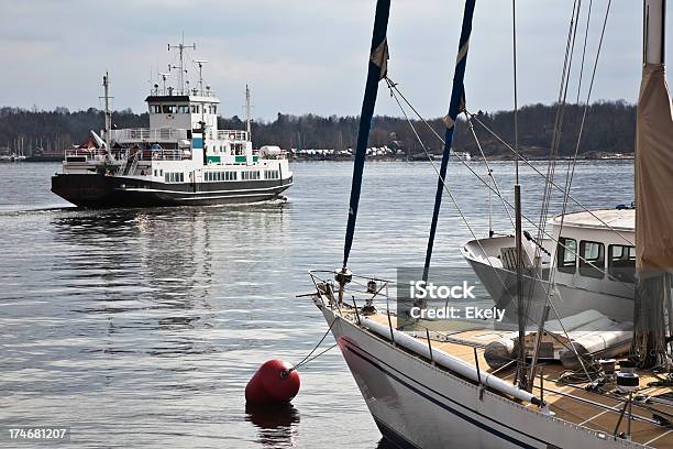 Barcos Y Ferry En Oslo Noruega Foto de stock y más banco de imágenes de Agua - Agua, Aire libre, Amarrado