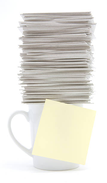 커피잔을 카드 쌓다 및 먼지제거 참고 - paper stack cup index card 뉴스 사진 이미지