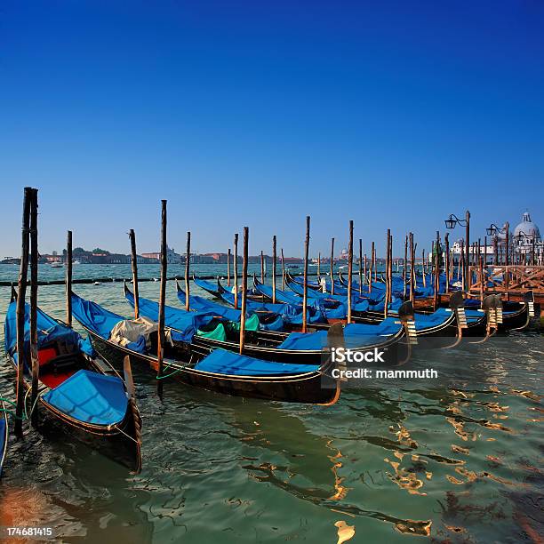 Gondolas Na Lagoa Veneziana - Fotografias de stock e mais imagens de Amanhecer - Amanhecer, Ao Ar Livre, Cultura Italiana